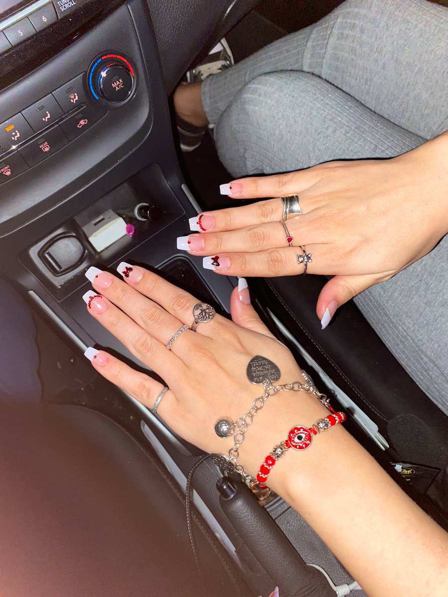 jvhh__'s tweet photo. #NailThread toooo cute not to post 🎄✨💋 https://t.co/DqAqjEmOl7