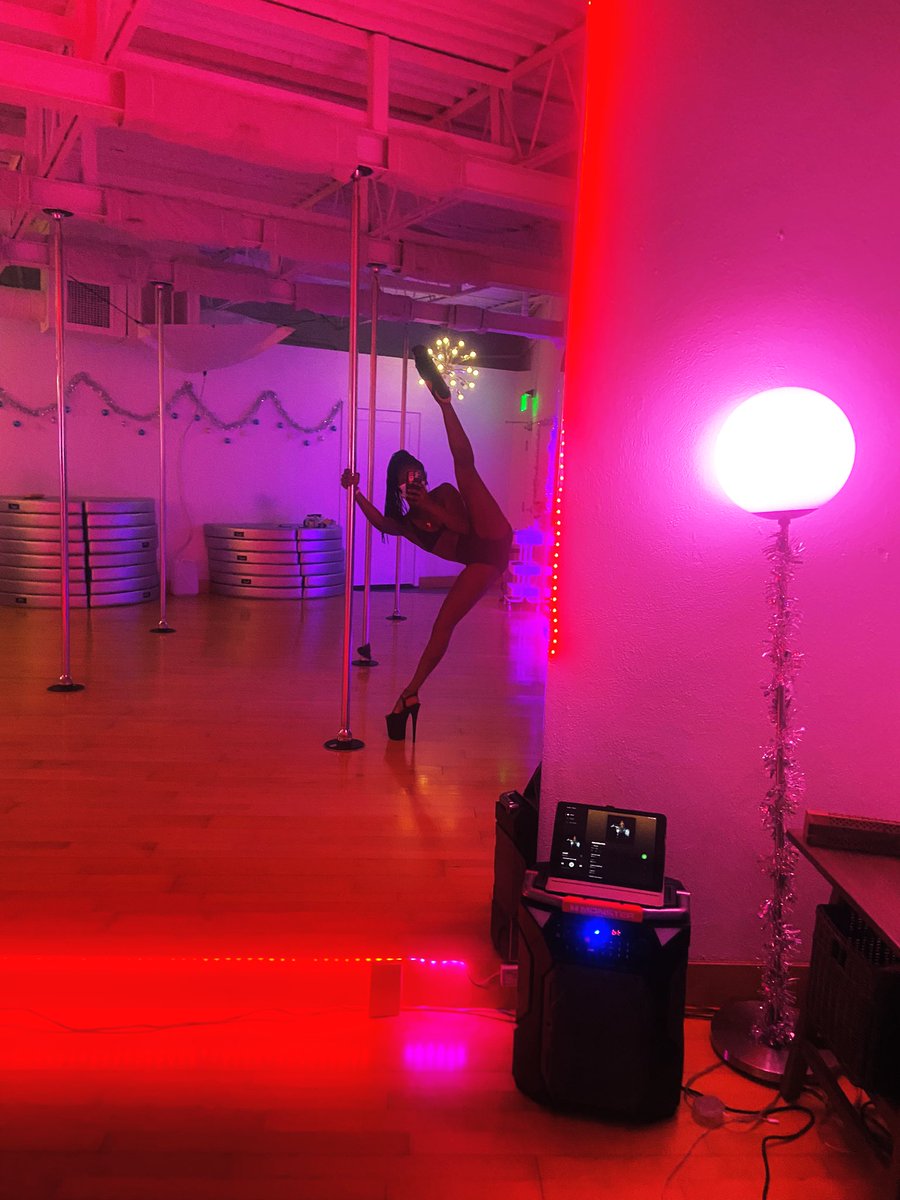 daniellejenice's tweet photo. just finished teaching a Pole Party for a birthday, I really enjoyed teaching these ladies this evening…thanks again for a fun night #polefitness #polefitnessinstructor #poleparty #poledance #Memphis #love https://t.co/yKTEj7N7Na