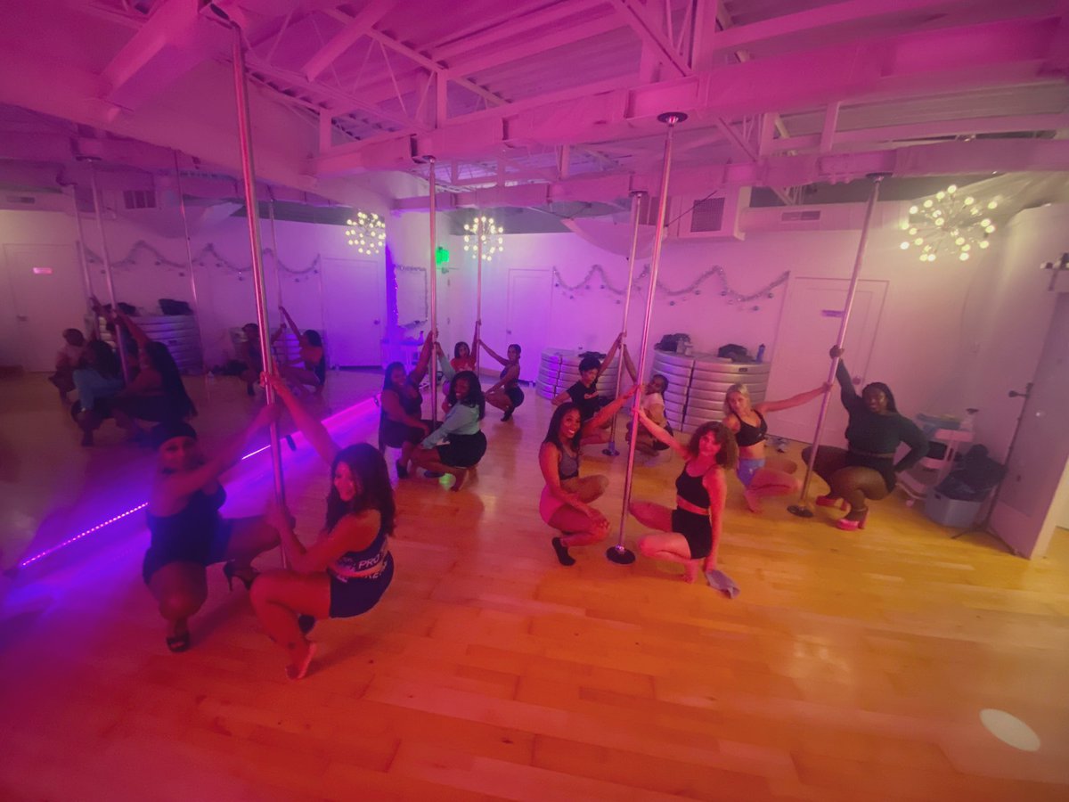 daniellejenice's tweet photo. just finished teaching a Pole Party for a birthday, I really enjoyed teaching these ladies this evening…thanks again for a fun night #polefitness #polefitnessinstructor #poleparty #poledance #Memphis #love https://t.co/yKTEj7N7Na