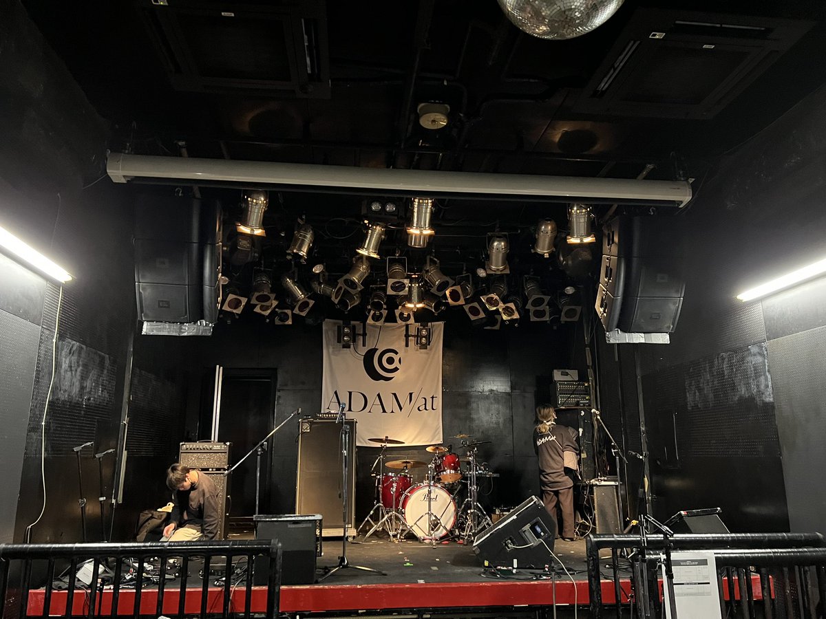 ADAMat1026's tweet photo. 本日はOUTLASTリリースツアーセミファイナルin広島CAVE-BE！

10/1から始まったツアーも残り3本。

1年は��い。
残りの人生はそんな早い1年の繰り返し。
ならやりたいことを先延ばす必要は無いかもね！

今日の開場BGMはメンバーとスタッフによる「テンションが上がる1曲」
広島で踊ろう！
むさし！ https://t.co/jCSxmqu1U0