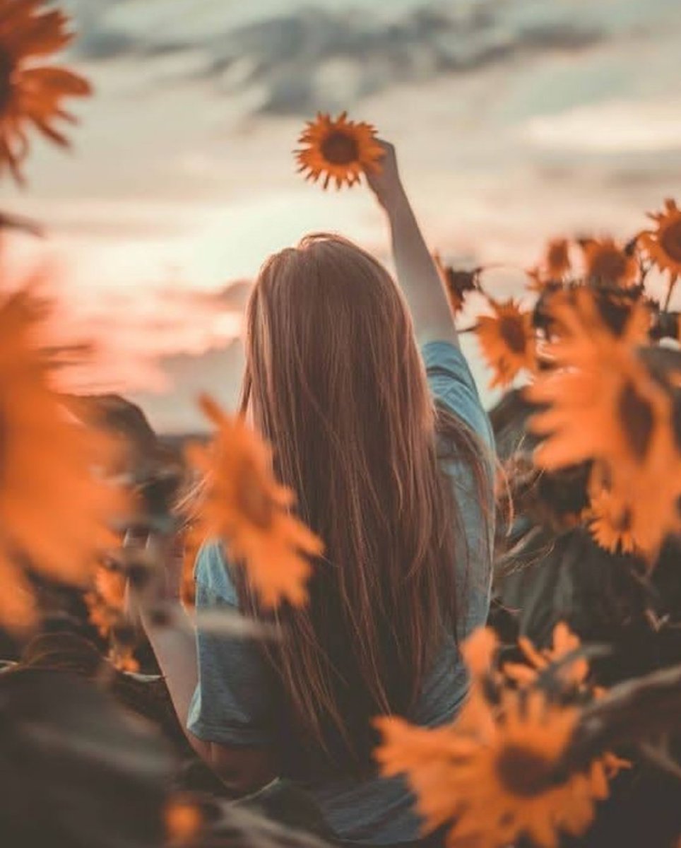 کوئی چھاؤں ہو...
جسے چھاؤں کہنے میں 
دوپہر کا گمان نہ ہو
کوئی شام ہو.... 
جسے شام کہنے میں شب کا 
کوئی نشان نہ ہو
کوئی وصل ہو....
جسے وصل کہنے میں ہجرت 
کا دھواں نہ ہو
کوئی لفظ ہو.....
جسے لکھنے پڑھنے کی چاہ میں 
کبھی اک لمحہ گراں نہ ہو..