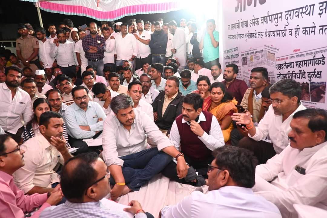 INilesh_Lanke's tweet photo. #अहमदनगर जिल्ह्यातील महामार्गाची दुरावस्था झाली आहे. या महामार्गाची दुरुस्ती करण्यात यावी, या मागणीसाठी मी गेले तीन दिवस अहमदनगर जिल्हाधिकारी कार्यालयासमोर उपोषणाला बसलो आहे.मला पाठिंबा देण्यासाठी राज्याचे मा.महसूलमंत्री ना.@bb_thorat साहेब व 
(१/२) https://t.co/E5gnpQrJxn