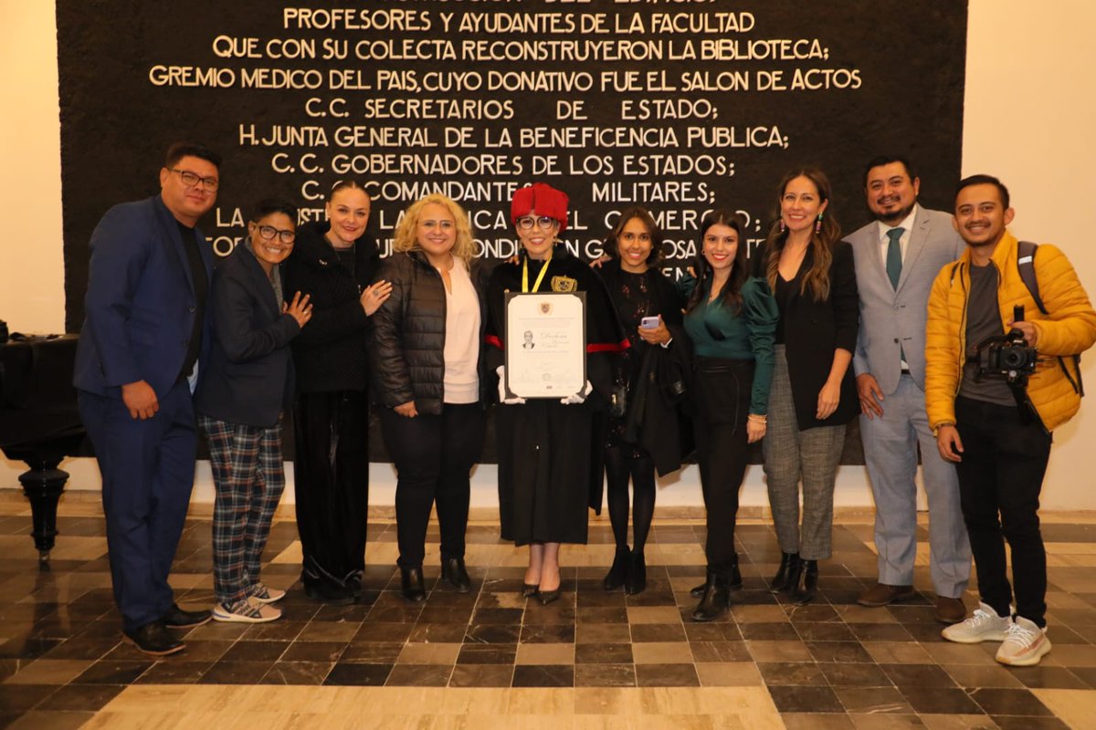 WeraReynoso's tweet photo. El apoyo de mi familia me ha permitido lograr mis sueños. Hoy les dedico este Título Honorífico, Doctorado Honoris Causa, otorgado por el #CNDHC Claustro Nacional de Doctores Honoris Causa. Mi compromiso hoy es mucho mayor, con mis causas, con mi país, con mi Gto ¡Muchas gracias! https://t.co/lnygu6pGpX