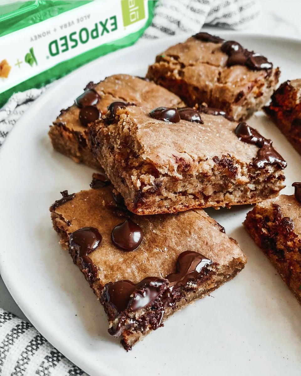 Better than Christmas cookies? Scroll for <a href="/kaylacappiello/">Kayla C</a>'s Salted Chocolate + Banana Bread Blondies (made with ALO Drink!) on her IG feed, and you be the judge 😏