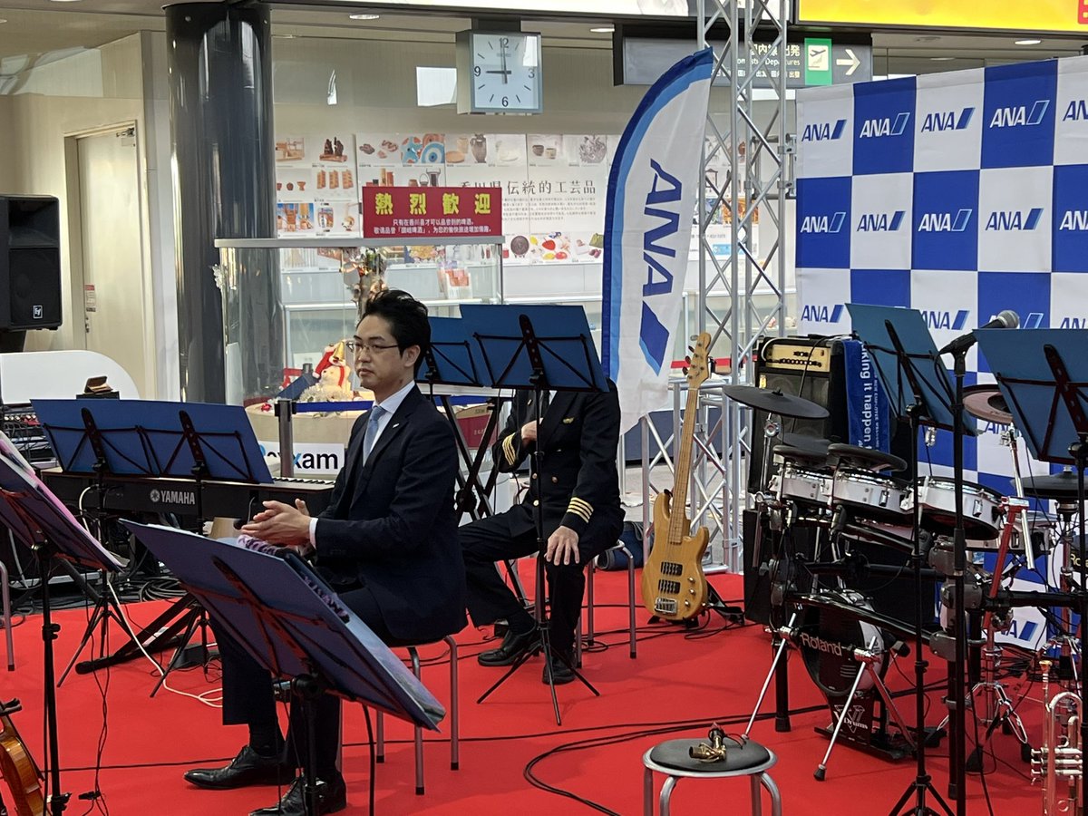 alohamiler's tweet photo. 高松空港でANA高松ー羽田線㊗️就航60周年記念イベントに遭遇

歴代のANAユニフォームコレクションと
以前から聞きたかったANAチーム羽田オーケストラの演奏が聞けて大満足💯

ハネオケのリーダーも生で見れて感激🤩
#ANAチーム羽田オーケストラ 
#おめでとう高松空港　#ANA https://t.co/g2mzknDNCG
