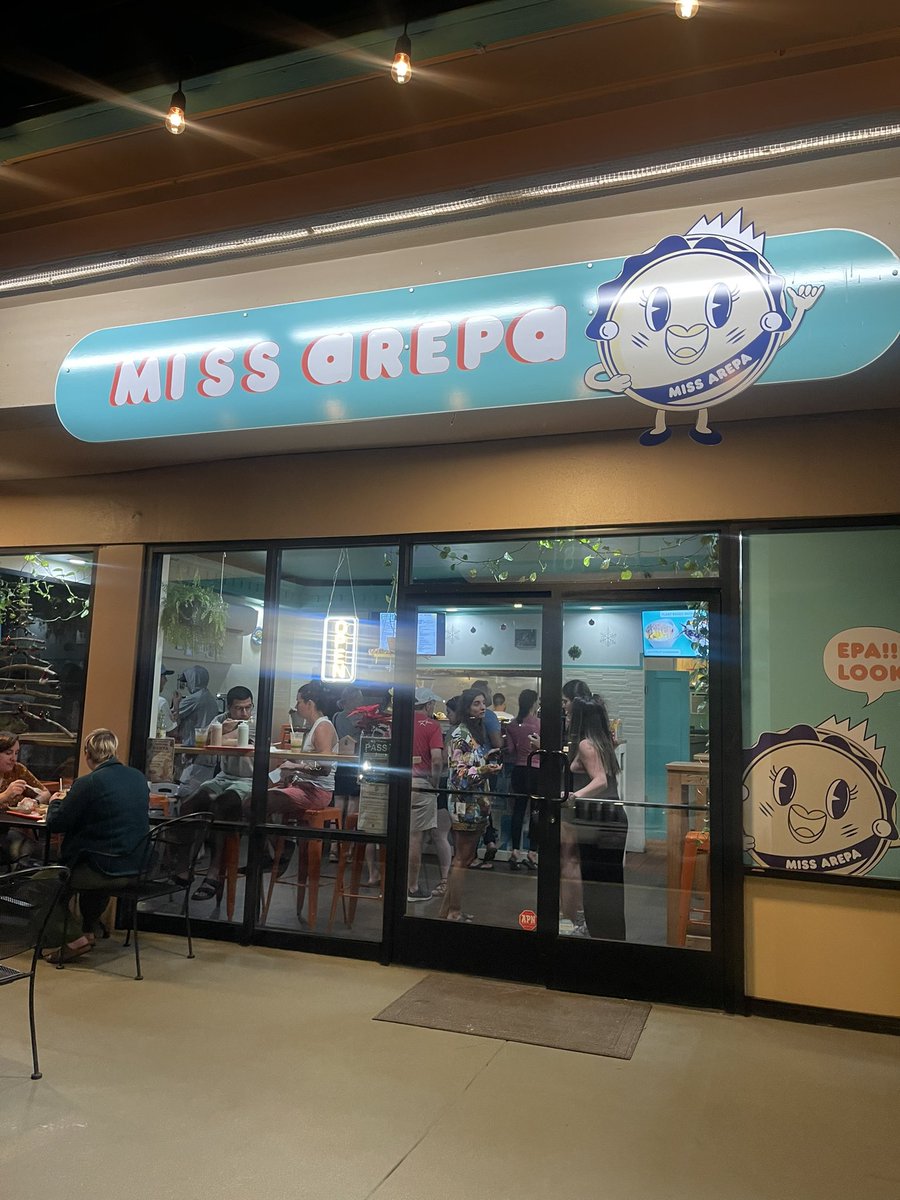 eloscarale's tweet photo. Vine al único restaurant venezolano en Hawaii, queda en Maui y se llama “Miss Arepa” y como ves: ¡Está full! 😀❤️🇻🇪 https://t.co/UjtOxvyrVU