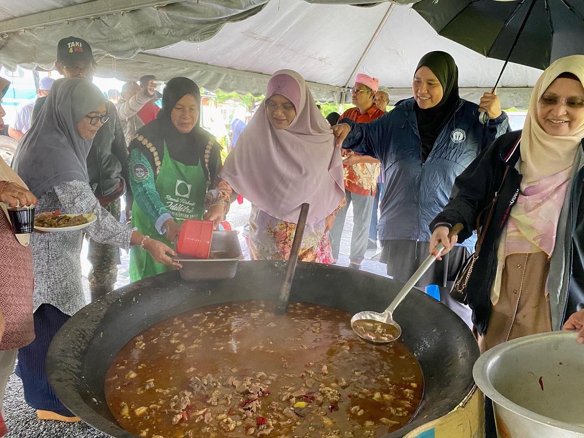 officialmumtaz's tweet photo. Mumtaz Md Nawi Official 📍Padang Puteri Saadong
Next 🚘 Wisma Ibaadurrahman
#mumtazmdnawi
#N19Demit
#P019tumpat
#PAS
#kelantan
#pnbest
#malaysiasejahtera
#BersihStabil
#PerikatanNasional
#MuslimatPAS
#WanitaMalaysia https://t.co/NgkyWqmqKT