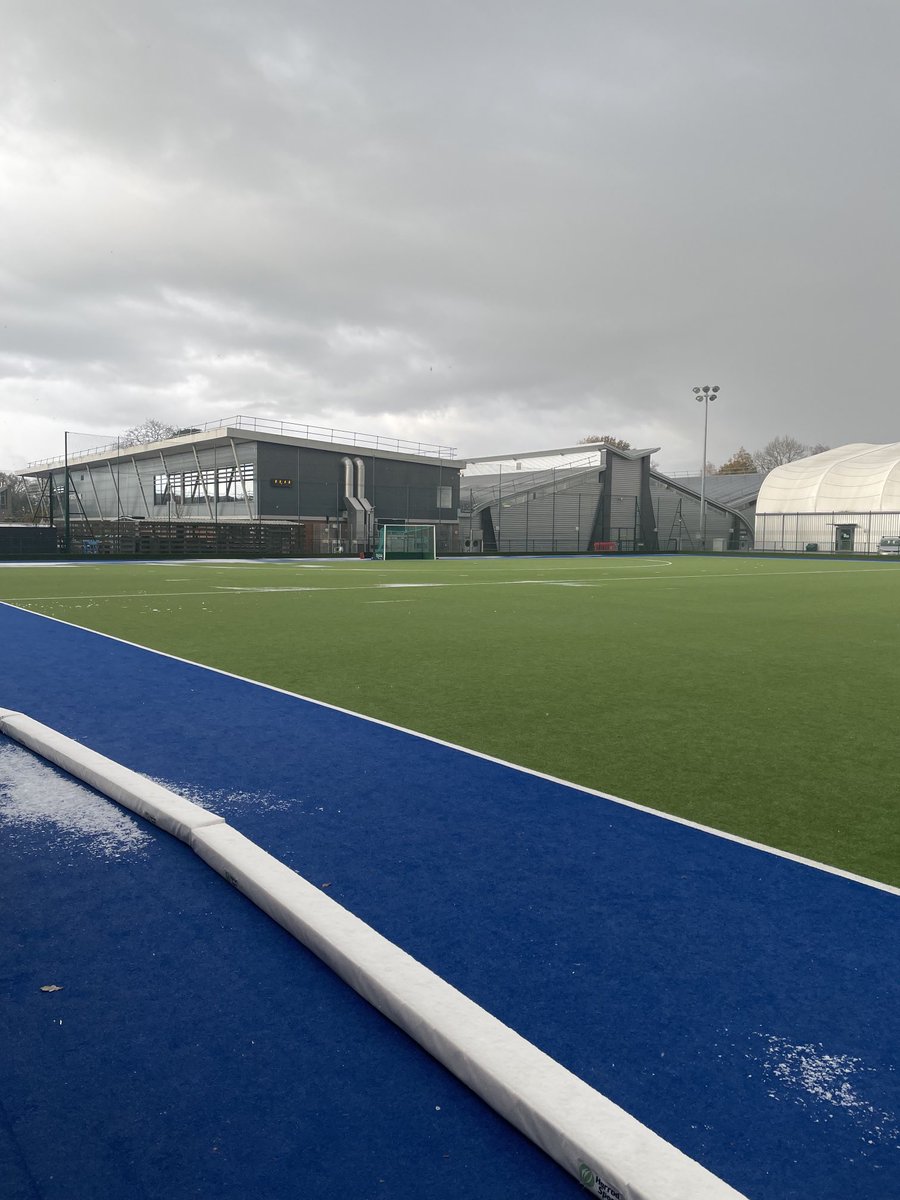 compost50's tweet image. Pitch is clear - but it is actually snowing up at Exeter Uni ⁦@ExeterUniHC⁩ ⁦@IscaHockeyClub⁩ ⁦@WestHockeyOfcls⁩