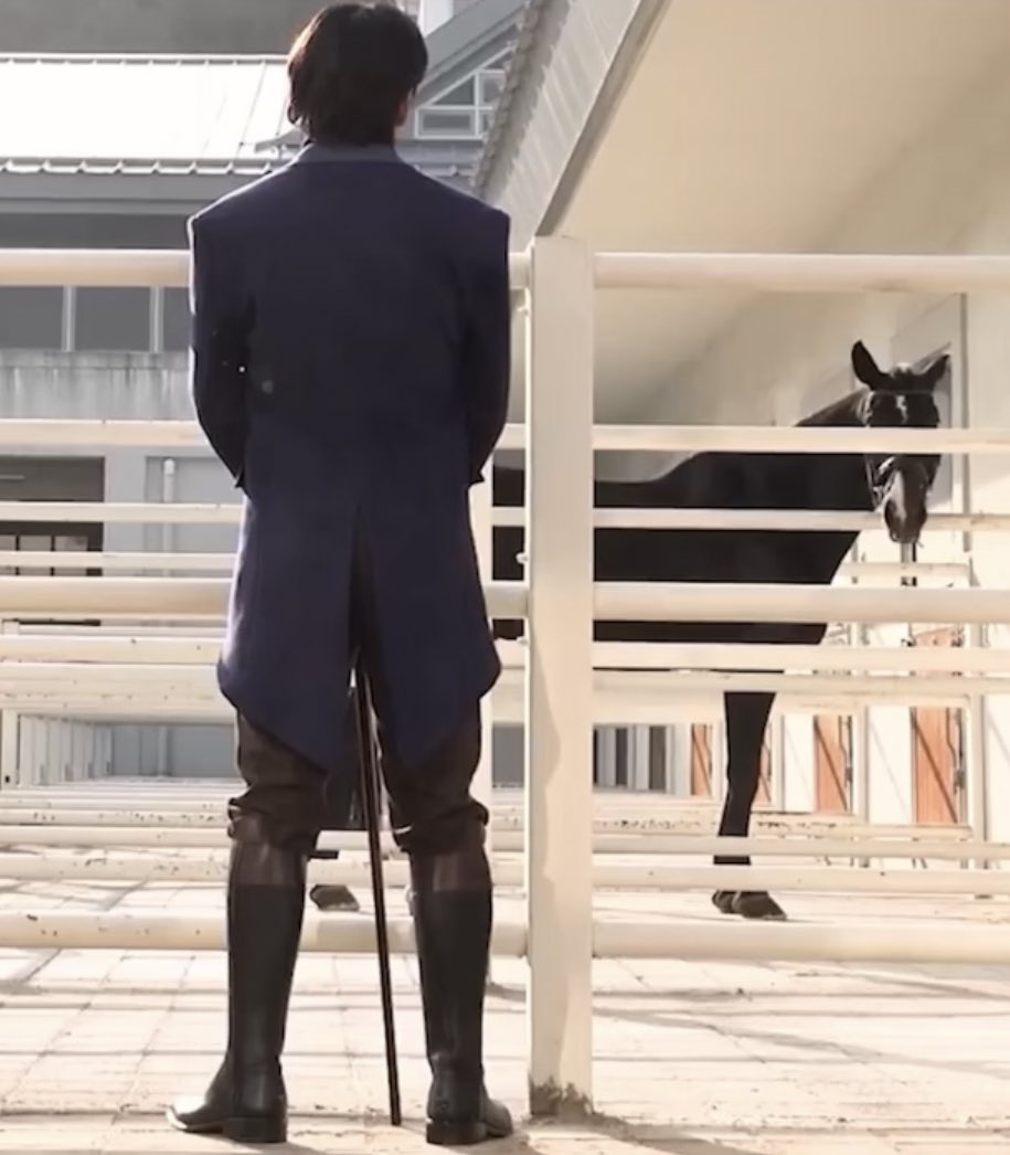 Taehyungimpact's tweet photo. Taehyung’s back when he watching the horse 🫠 https://t.co/wCEbMj7MNq