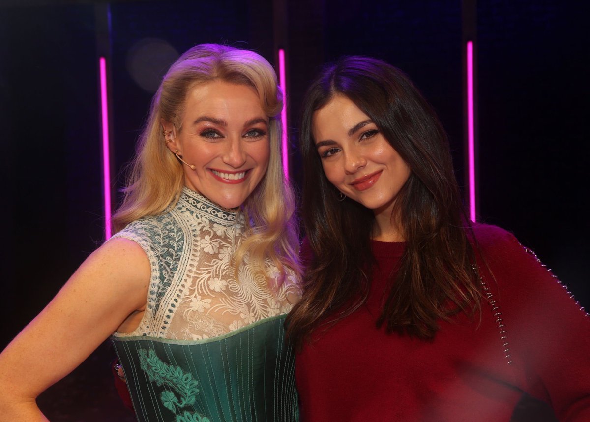 Vic_JusticeNet's tweet photo. Photos: "&amp; Juliet" Backstage https://t.co/cHDzMyDocM @VictoriaJustice https://t.co/41WIg06JvR