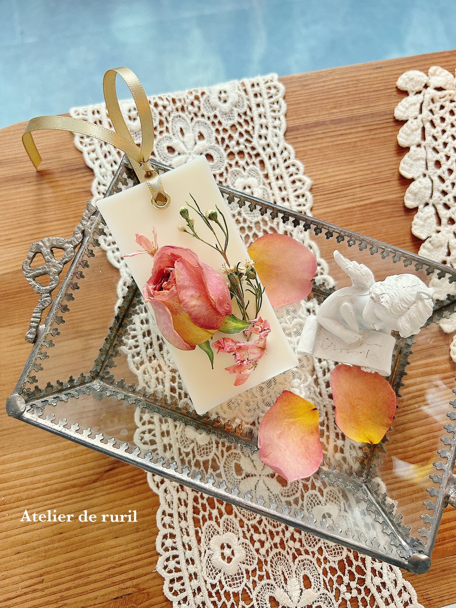 𝐡𝐞𝐫𝐛𝐚𝐫𝐢𝐮𝐦 💐

공방으로 직접 맡긴 부케로 정성껏 
말리고 제작한 부케세트 💍

하바리움과 사각부케캔들 그리고 
왁스타블렛까지 제작해드렸어요~

📮문의는 DM