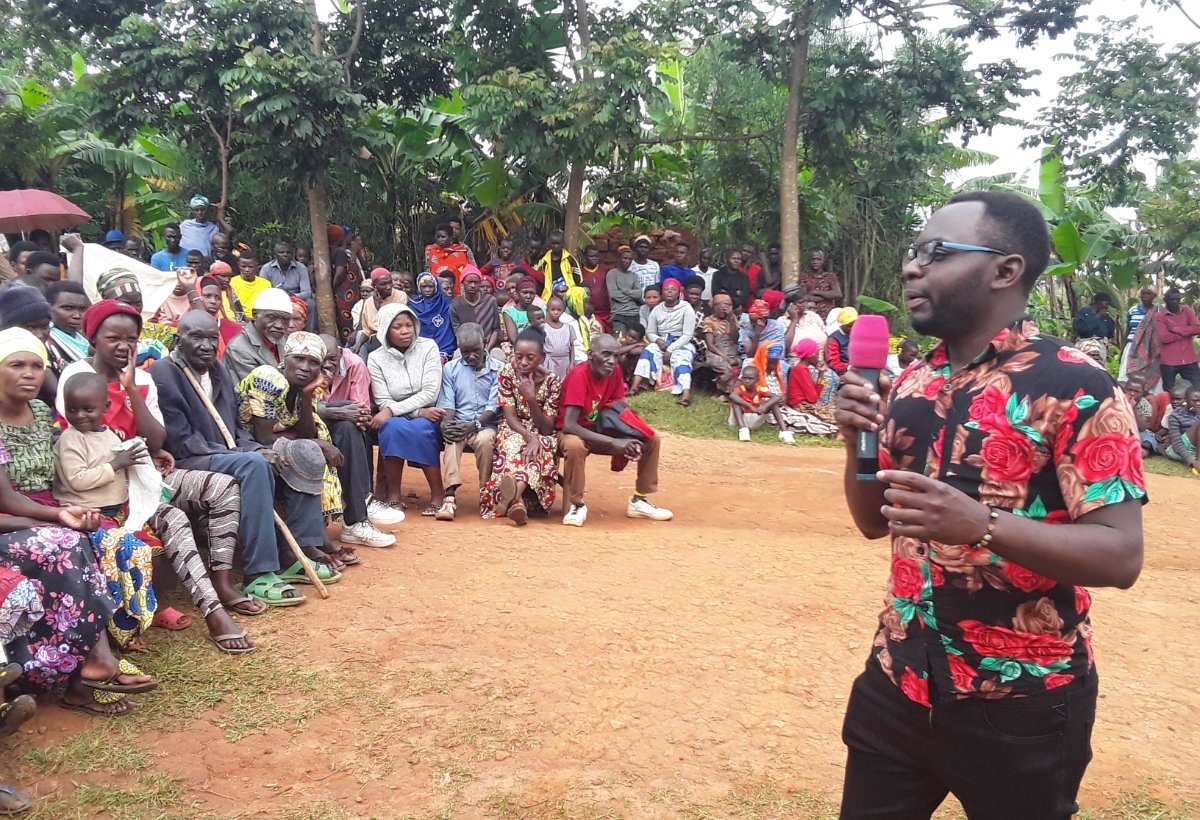 munyanezatheo1's tweet photo. Isuku n'isukura bikomereje mu kagari ka #Kagina, Umurenge #Runda ya @Kamonyi. Barigishwa isuku yo mu kanwa by'umwihariko #Amenyo. Muganga ati" gutakaza iryinyo uba utakaje urugingo". Iborose nibura 2 ku munsi. Wowe ubikora ute? @RwandaHealth @Rwandapolice @oswaki @EgideNdayisaba5 https://t.co/mMysOUUZw0