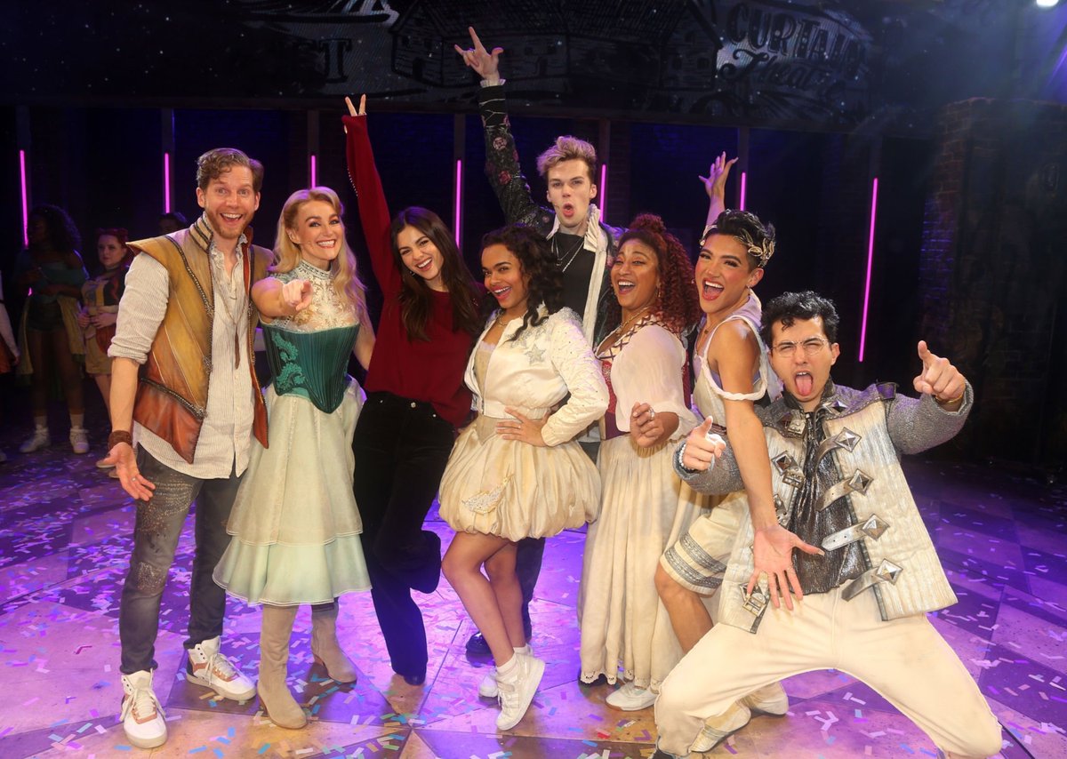 Photos: "&amp; Juliet" Backstage victoria-justice.net/photos/thumbna… <a href="/VictoriaJustice/">Victoria Justice</a>