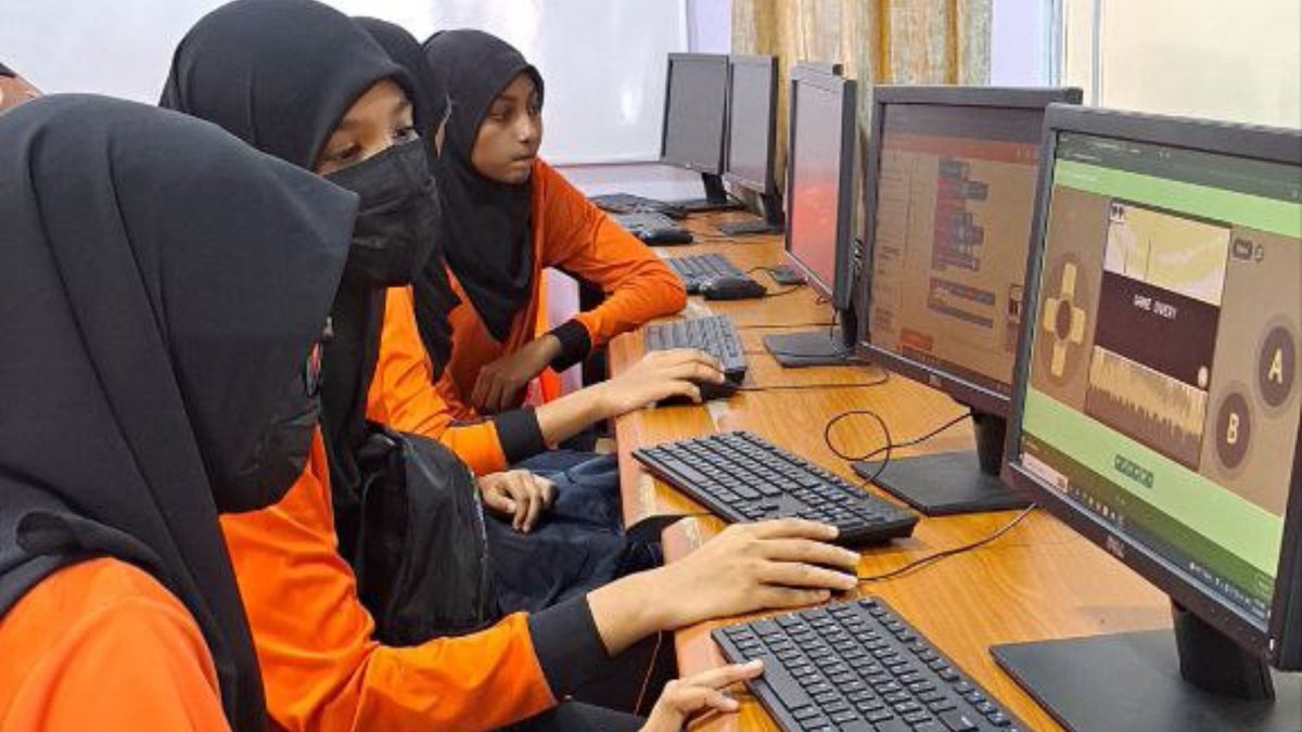 womenintechmv's tweet image. In our next #HourOfCode session, grade 8 students from @SchoolImaduddin, drew cool pictures with the Artist &amp;amp; also tried the Long live Wakanda activity.

#HourOfCodeMV
@MoEdumv @Dhiraagu @codeorg