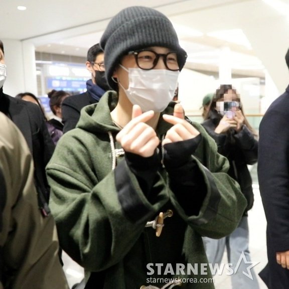 PJM_data's tweet photo. K-media on Jimin's return:

"Our precious cutie black bean 'Arrived safely'"

"The airport is shaking"

"A charm that can't be covered"

"The visual of the little prince wearing glasses"

🥺🥺 WELCOME HOME JIMIN! ❤❤ https://t.co/Ail3AQ0UKH