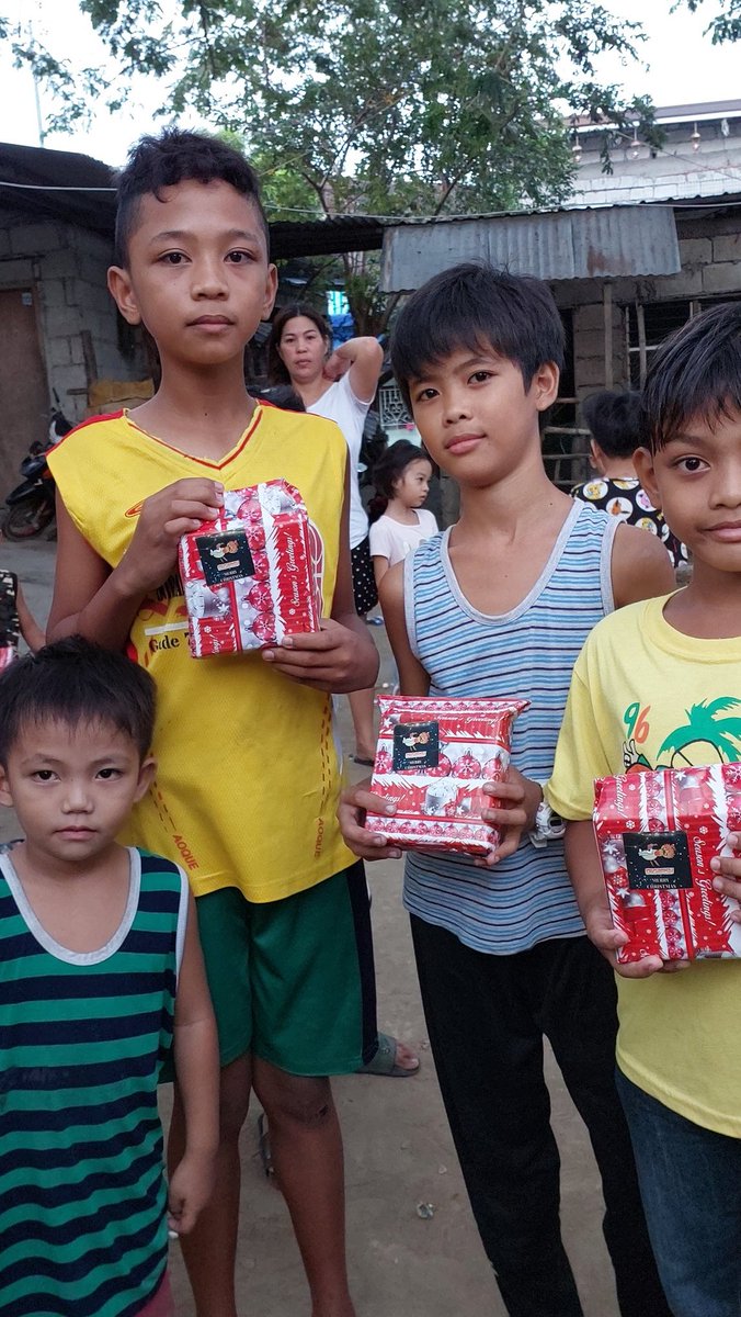 LaxJash's tweet photo. Thank you very much @digifishNFT for our successful event , Many children were given joy and they were happy to receive a gift❤️🔥🥹 Merry Christmas everyone 🎁
Christamas is a symbol of love❤️🔥
#Spreadlove #SponsoredbyDigifish
#Spreadlove #Givingtime https://t.co/loXKMFBZtK