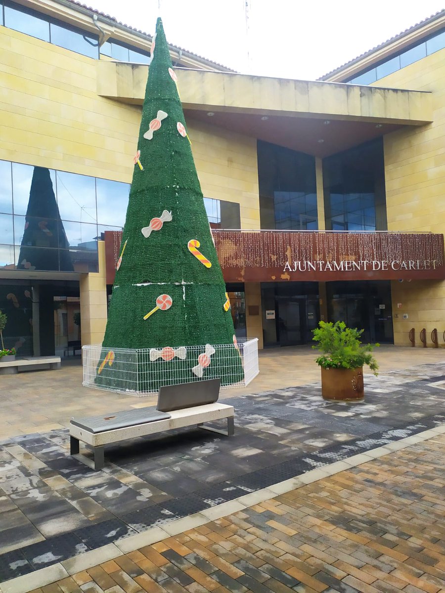 El dilluns 12 de desembre, a les 18.30, tindrà lloc l’encesa de l’arbre de Nadal que s’ha instal·lat enfront de l’Ajuntament i que marca l’inici dels dies en què els carrers estan adornats amb llums de Nadal.
En l’acte participarà el cor del col·legi Sant Bernat.