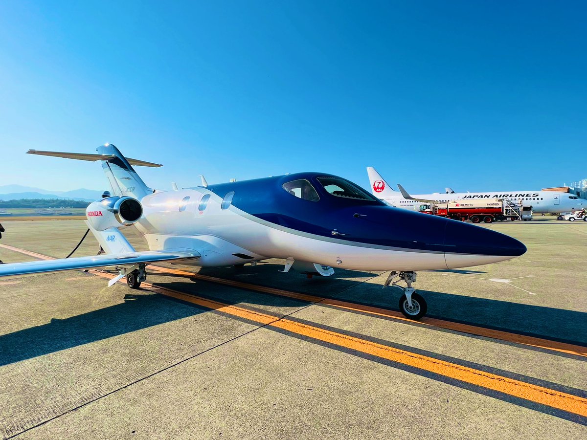 alohamiler's tweet photo. 【プライベートジェット🛩搭乗日記】
知り合いからお声がけ頂き
ホンダジェットに乗ってきました

機体はホンダイズムが反映されたデザインでエンジンが翼の上にあるので機内は静かな快適空間

小型機ながら安定した飛行でこのまま海外に飛びたい気分です

#ホンダジェット　#プライベートジェット https://t.co/igs5jPQn6S