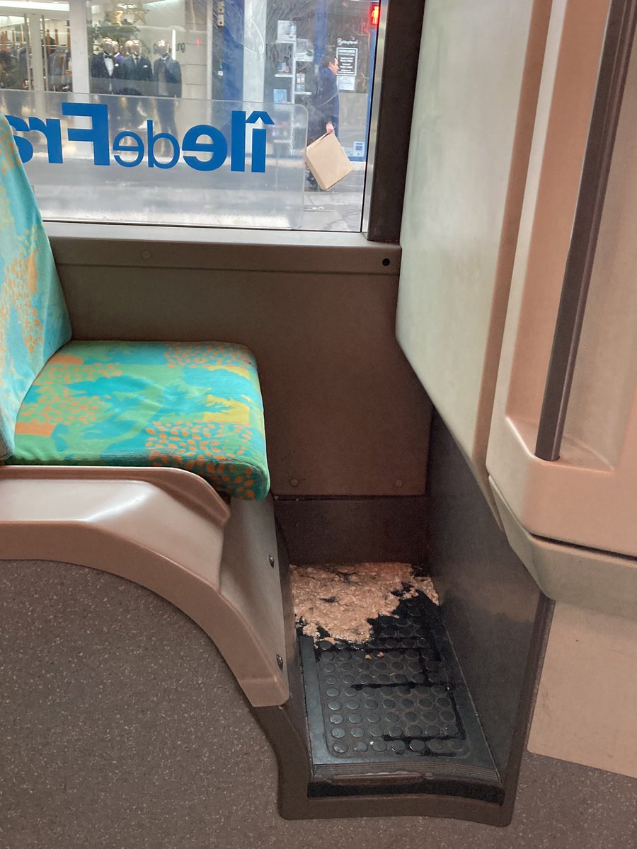 kevinbossuet's tweet photo. Dites-moi @ClientsRATP, cela ne vous dirait pas de nettoyer vos bus avant de les mettre ou de les remettre en circulation ? Monter dans le 54 et tomber sur une flaque de vomi, c’est quand même spécial. On se croirait dans un pays sous-développé ! Quelle honte ! #RATP #bus https://t.co/a5rQAHwDE9