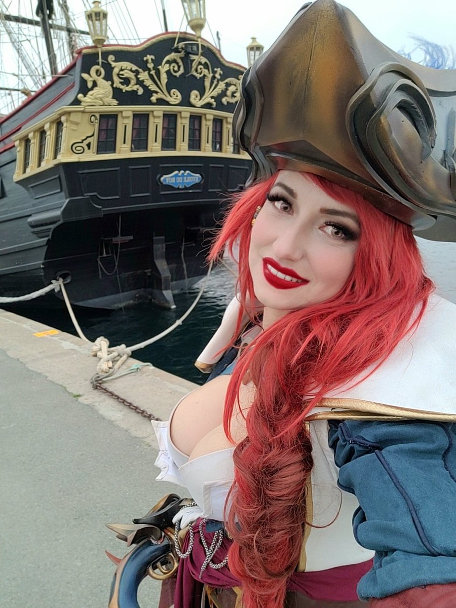 ellothincosplay's tweet photo. Today je fête mon anniversaire en stream 🎂🎁 
Au progme: des mini jeux avec vous tous ❤️ rdv à 17h ici
https://t.co/UssoztUJEB https://t.co/JU6lDdXC6Z