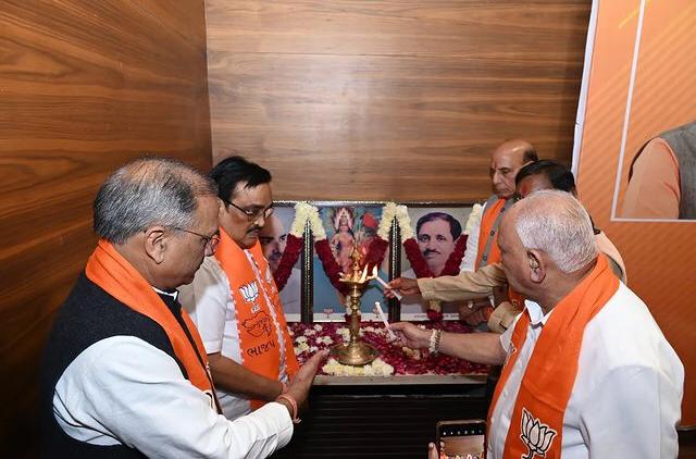 mpsudhirgupta's tweet photo. गुजरात भाजपा प्रदेश कार्यालय श्री कमलम पर आयोजित विधायक दल की बैठक में  केन्द्रीय रक्षा मंत्री श्री @rajnathsingh जी, प्रदेश अध्यक्ष @CRPaatil जी, कर्नाटक के पूर्व मुख्यमंत्री श्री @BSYBJP जी, केन्द्रीय मंत्री श्री @MundaArjun जी, https://t.co/bca9pJu3hH