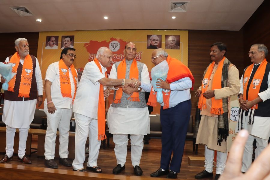 mpsudhirgupta's tweet photo. गुजरात भाजपा प्रदेश कार्यालय श्री कमलम पर आयोजित विधायक दल की बैठक में  केन्द्रीय रक्षा मंत्री श्री @rajnathsingh जी, प्रदेश अध्यक्ष @CRPaatil जी, कर्नाटक के पूर्व मुख्यमंत्री श्री @BSYBJP जी, केन्द्रीय मंत्री श्री @MundaArjun जी, https://t.co/bca9pJu3hH