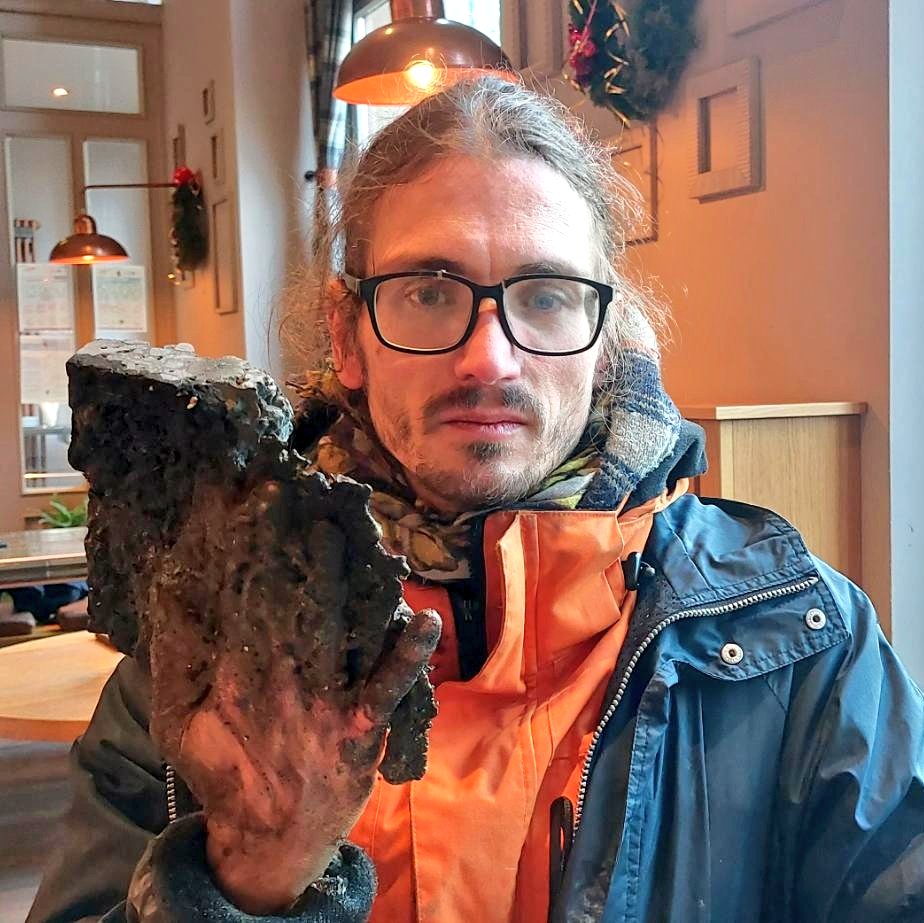 ناشط بيئي أعاق أحد الطرق في ألمانيا بإلصاق يده على الشارع ووضع غراء أكثر من اللازم، الشرطة لم تستطع نزعها فكسروا قطعة من الأسفلت وأصبح يمشي ويده متعلقة بها.

الصورة الأخيره وهو في عيادة ينتظر دوره.