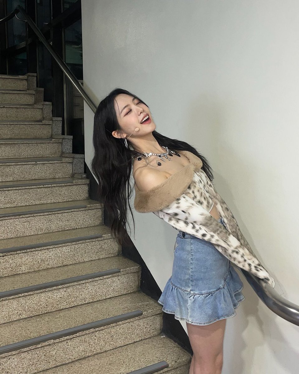 irris_official's tweet photo. [#아이엘]
221209 #뮤직뱅크

#IRRIS #아이리스 #I_L https://t.co/eq4yB28288
