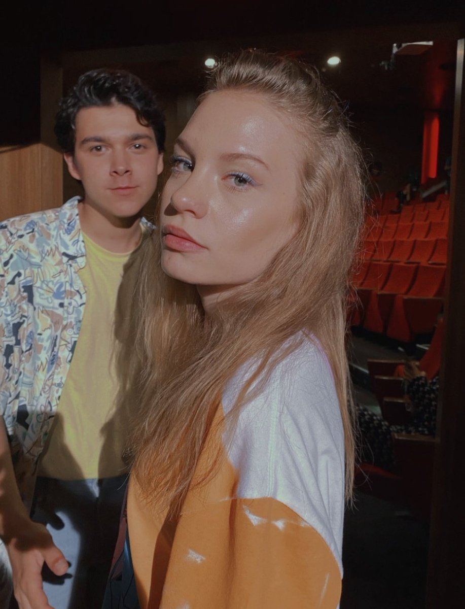 İstanbul koca bir şehir ve kayboluyorum arada ben anılarımızın izinde,ben izinde.

#CeyBek • #dayanamam