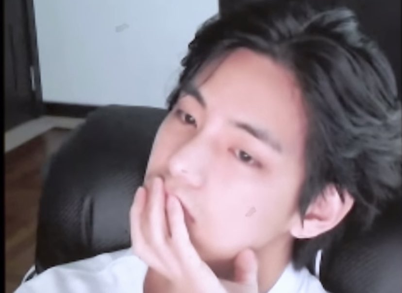 DailylofV's tweet photo. Omg taehyung is so handsome 😭 https://t.co/qRJOZnNOfB