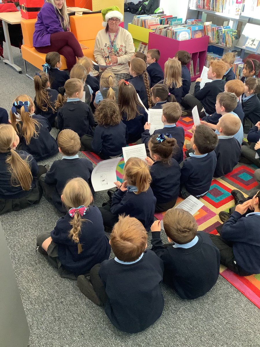 We really enjoyed our Christmas trip to the library this week. We sang Christmas songs, explored Christmas books and had a snowball fight 📚🎄