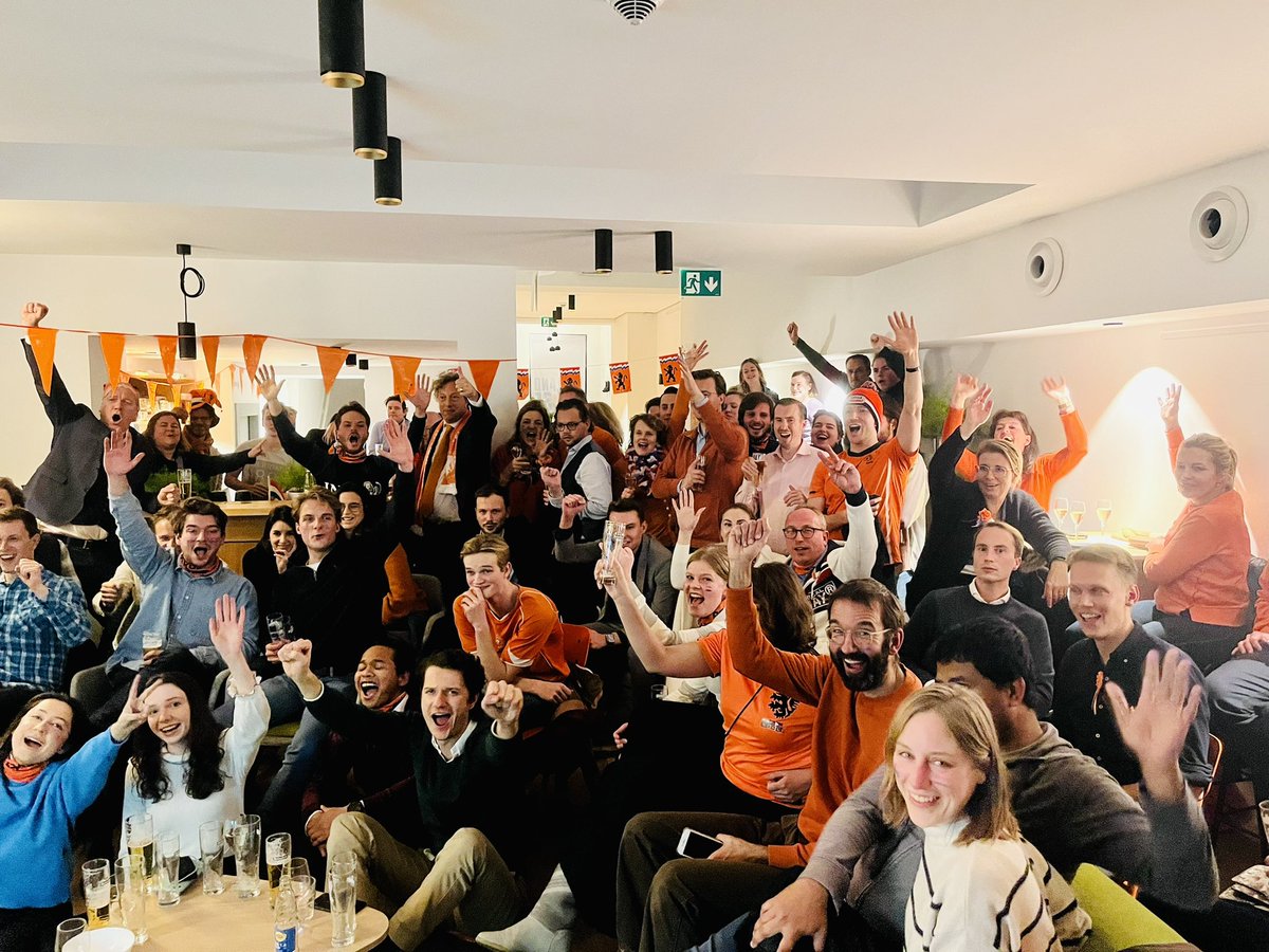 De 🦁 stond niet in z’n hempie.  

Dank <a href="/OnsOranje/">OnsOranje</a> <a href="/woutweghorst/">Wout Weghorst</a> voor de prachtige avond. 

Het Brusselse Oranjelegioen. 

#NEDARG #HollandHouseBrussels