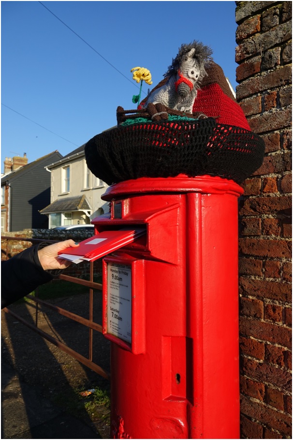 Royal Mail's last posting dates are fast approaching (Mon 12th for 2nd class; Fri 16th for 1st class) and with the current strike action, it's worth sending your cards off as early as you can! Even better if you can admire a locally made topper at the same time! #christmascards