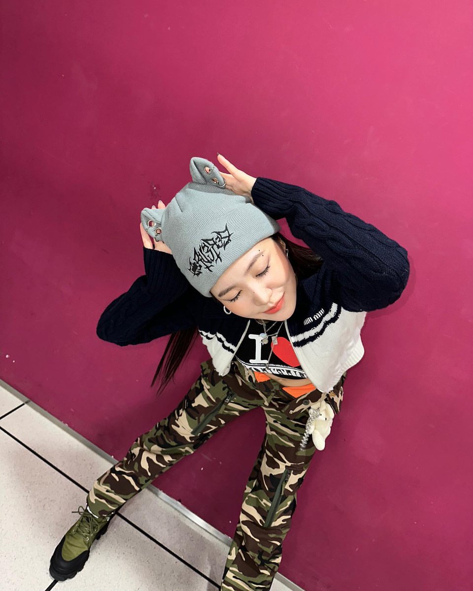 yerimiesoe's tweet photo. the bear is peeks! 👀 https://t.co/xli5uHzHKA