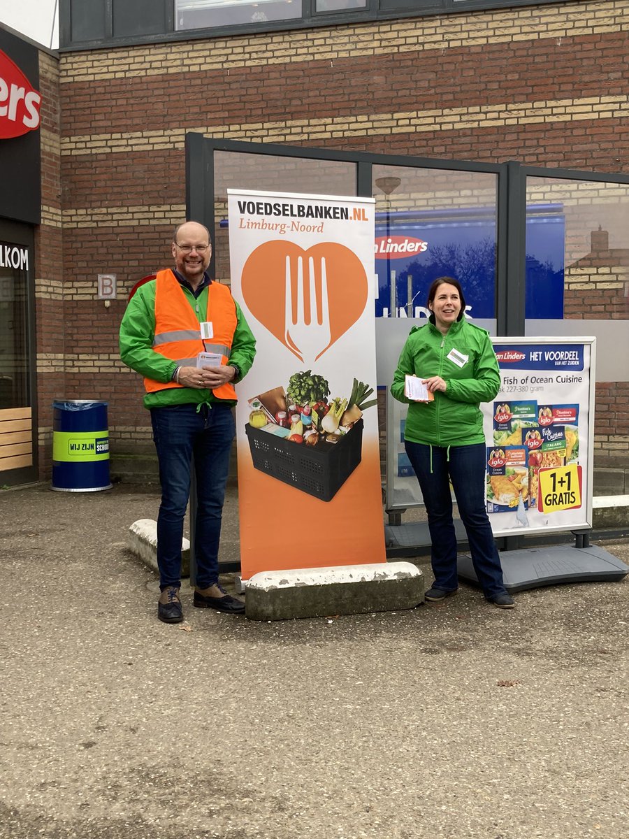 GLVenray's tweet photo. @GLVenray GroenLinksVenray steekt de handen uit de mouwen voor de Venrayse #Voedselbank bij @janlinderssuper #Wanssum! https://t.co/Amc75kcDjx