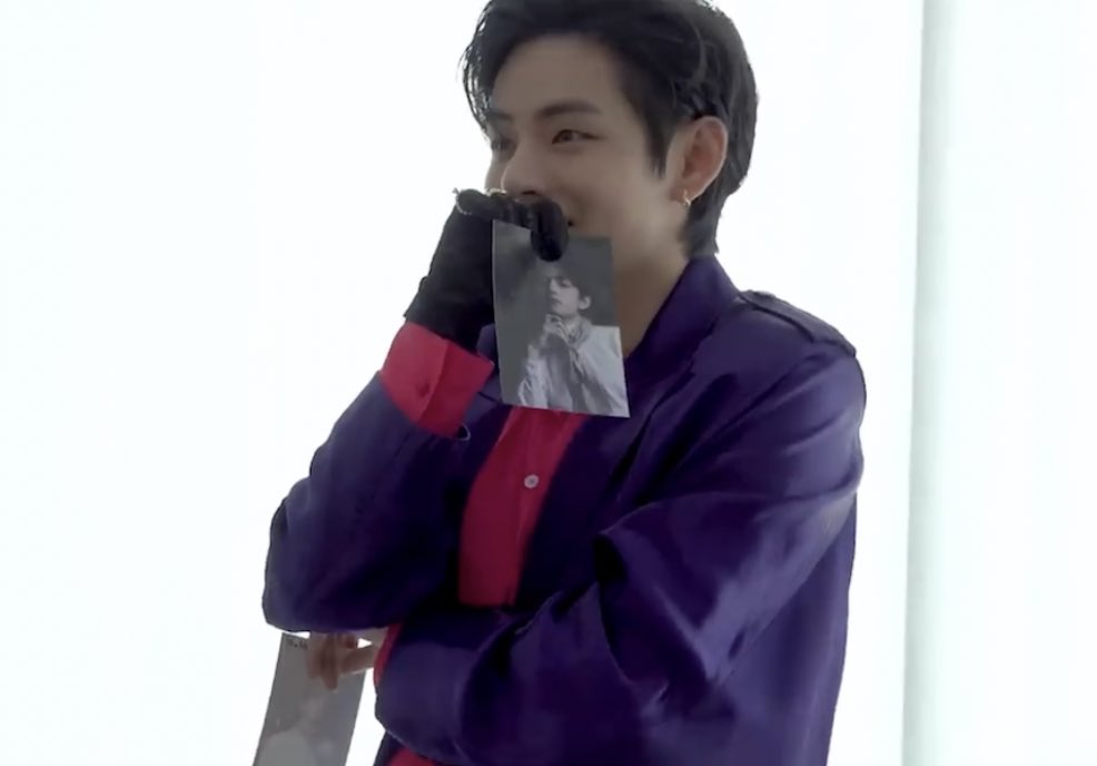 Taehyungimpact's tweet photo. Look at Taehyung’s smile 😭 he’s so cute https://t.co/A8o7xCr19p