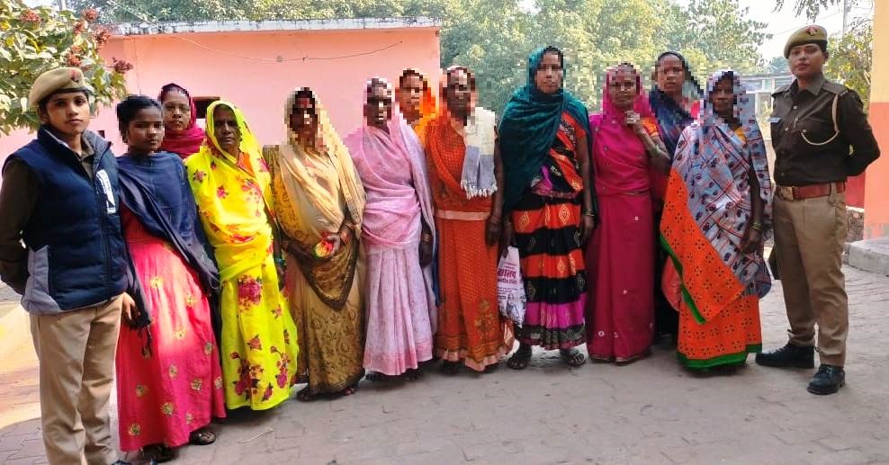 siddharthnagpol's tweet photo. #SP_SDR के निर्देशन में थाना चिल्हिया पुलिस द्वारा मिशन शक्ति के तहत जागरूकता अभियान चलाया गया ।
#UPPolice 
#Siddharthnagpol
#missionshaktiup https://t.co/N2YqijzHlG