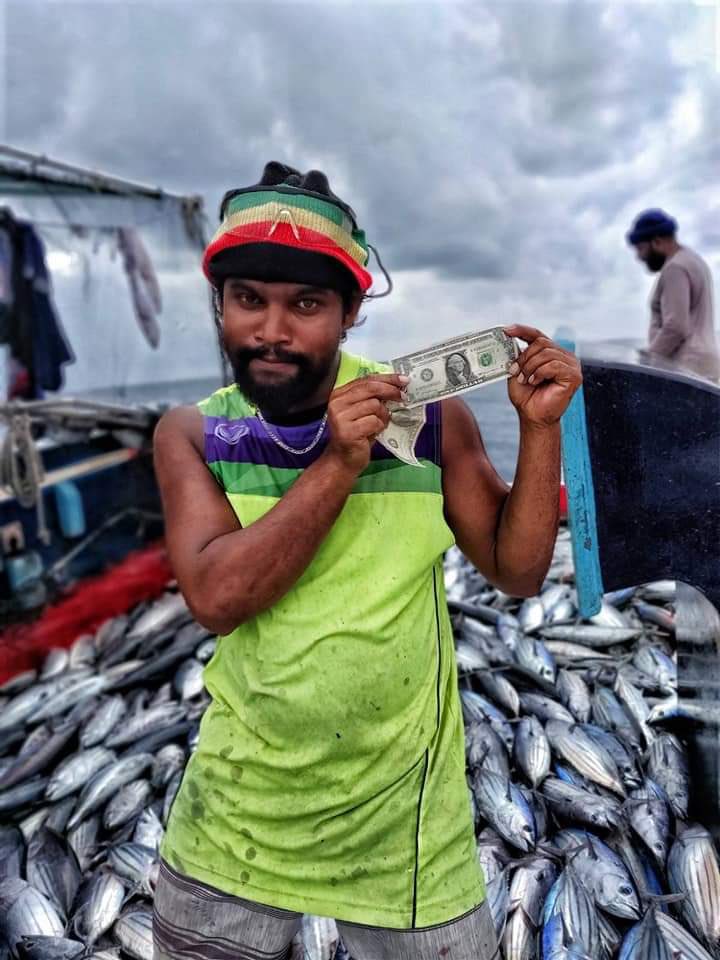 AfooMV's tweet photo. ދިވެހި ނޫކަނޑުތަކުގައި ރަތްދަކަ އަތްވާއި، ވެހޭހައި ބޯވިއްސާރައެއްގައި ޖަޒީރާރައްޖެއަށް ދަތުރުކުރި ކެތްކަދަ މަސްވެރިން އަދުތިބީ ޑޮލަރާއިމެދު ވިސްނޭ ހާލަތަކުނޫން، އަދި އެއީ މިވެރިކަމުގައި ނުވާނެކަމެއްކަން ގަބޫލުކޮށްގެން!
ދެންވެސް މަހަށް ހަމައަގު ހޯއްދަވައިދެއްވާނީ @prz_ymn
#RY23 https://t.co/tDcD0nsudc
