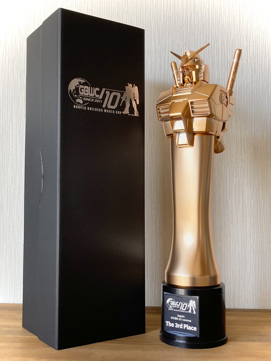 mika594308351's tweet image. ようやく自分の元にトロフィーと盾が届きました！
手にしてみてようやく残した結果に実感が湧いてきた感じがします

後は凜パパ(@RikuRuri33)さんの世界大会優勝を祈るのみです、頑張ってください！

 #gbwc2022
 #GBWC
 #ガンプラ