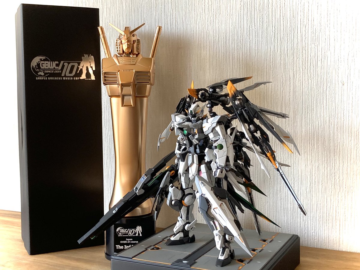 mika594308351's tweet image. ようやく自分の元にトロフィーと盾が届きました！
手にしてみてようやく残した結果に実感が湧いてきた感じがします

後は凜パパ(@RikuRuri33)さんの世界大会優勝を祈るのみです、頑張ってください！

 #gbwc2022
 #GBWC
 #ガンプラ