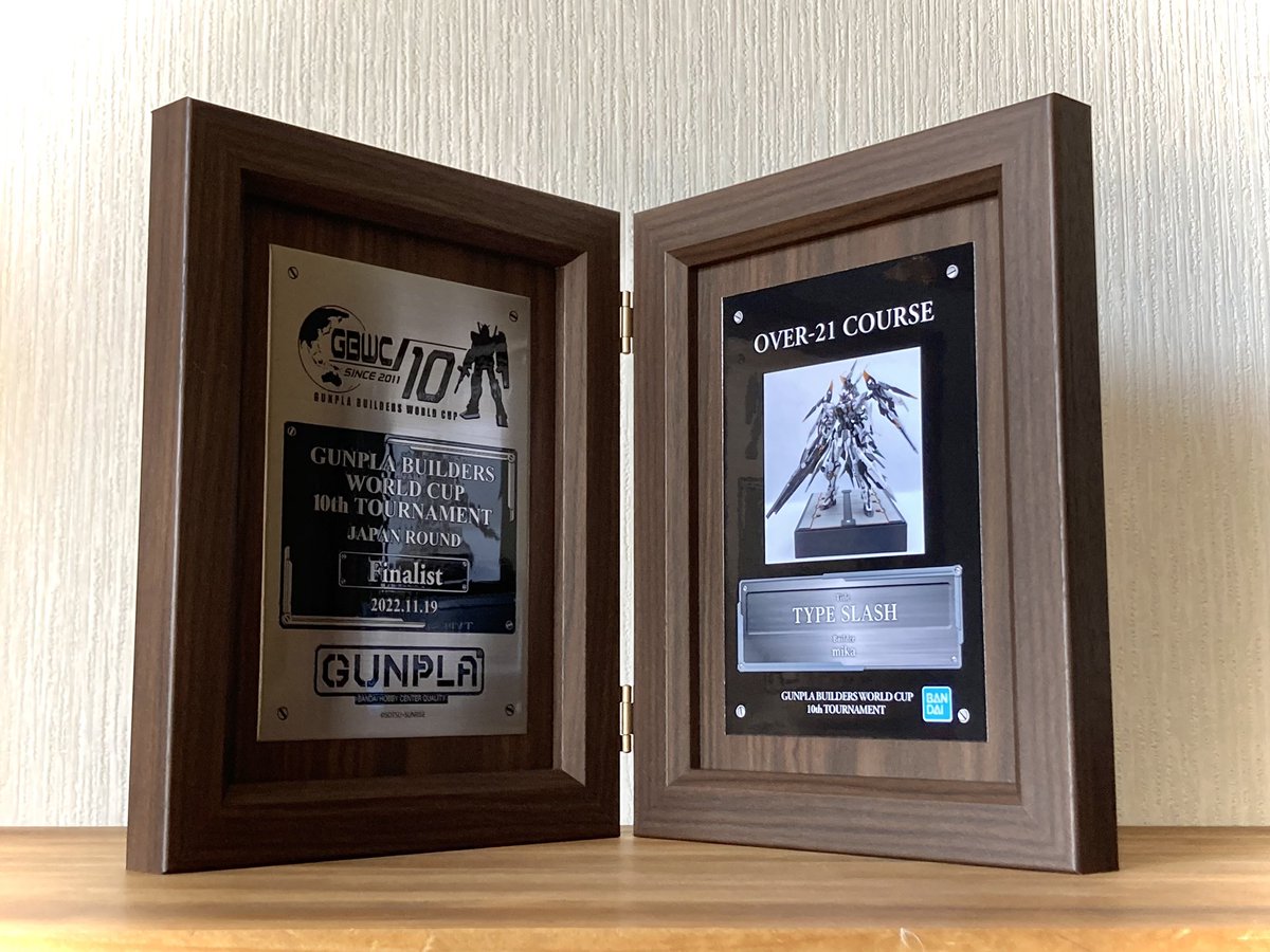 mika594308351's tweet image. ようやく自分の元にトロフィーと盾が届きました！
手にしてみてようやく残した結果に実感が湧いてきた感じがします

後は凜パパ(@RikuRuri33)さんの世界大会優勝を祈るのみです、頑張ってください！

 #gbwc2022
 #GBWC
 #ガンプラ