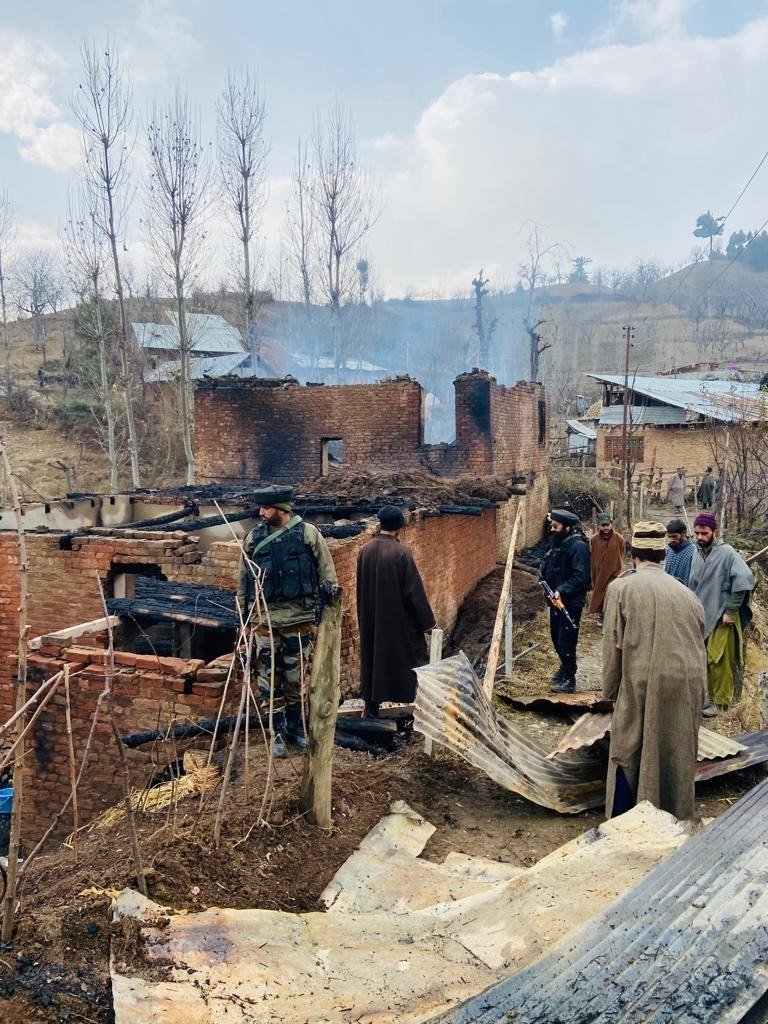 ChinarcorpsIA's tweet photo. #Chinarwarriors to the rescue.

A fire broke out &amp; engulfed houses in village Ledan, #Budgam, yesterday. Chinar Warriors swung into action to help douse the fire, prevent its further spread &amp; saved #lives. Relief materials &amp; medical aid were also provided to affected villagers. https://t.co/uelnHKWbJw