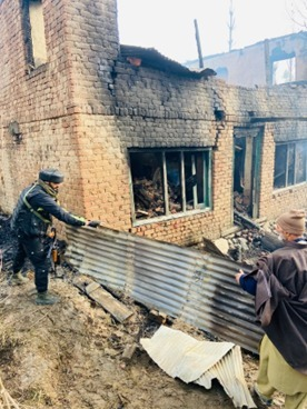 ChinarcorpsIA's tweet photo. #Chinarwarriors to the rescue.

A fire broke out &amp; engulfed houses in village Ledan, #Budgam, yesterday. Chinar Warriors swung into action to help douse the fire, prevent its further spread &amp; saved #lives. Relief materials &amp; medical aid were also provided to affected villagers. https://t.co/uelnHKWbJw