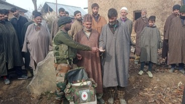 ChinarcorpsIA's tweet photo. #Chinarwarriors to the rescue.

A fire broke out &amp; engulfed houses in village Ledan, #Budgam, yesterday. Chinar Warriors swung into action to help douse the fire, prevent its further spread &amp; saved #lives. Relief materials &amp; medical aid were also provided to affected villagers. https://t.co/uelnHKWbJw