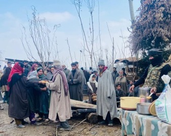 ChinarcorpsIA's tweet photo. #Chinarwarriors to the rescue.

A fire broke out &amp; engulfed houses in village Ledan, #Budgam, yesterday. Chinar Warriors swung into action to help douse the fire, prevent its further spread &amp; saved #lives. Relief materials &amp; medical aid were also provided to affected villagers. https://t.co/uelnHKWbJw