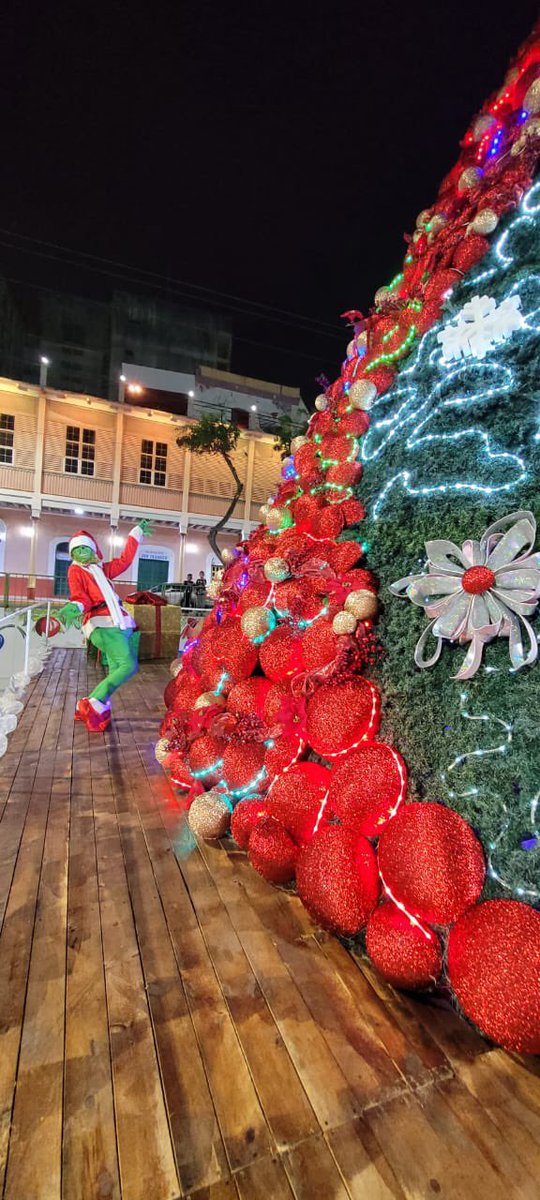 comandosergioh's tweet photo. Ciudad Bolívar se lleno de alegría y paz, con el Encendido de la Navidad en el Mirador Angostura; gracias pueblo bolivarense por seguir impulsando la unión perfecta! Hoy más que nunca vamos por el mejor camino #NavidadEsAlegría 
@NicolasMaduro @amarcanopsuv https://t.co/c2ZRjgRKsU