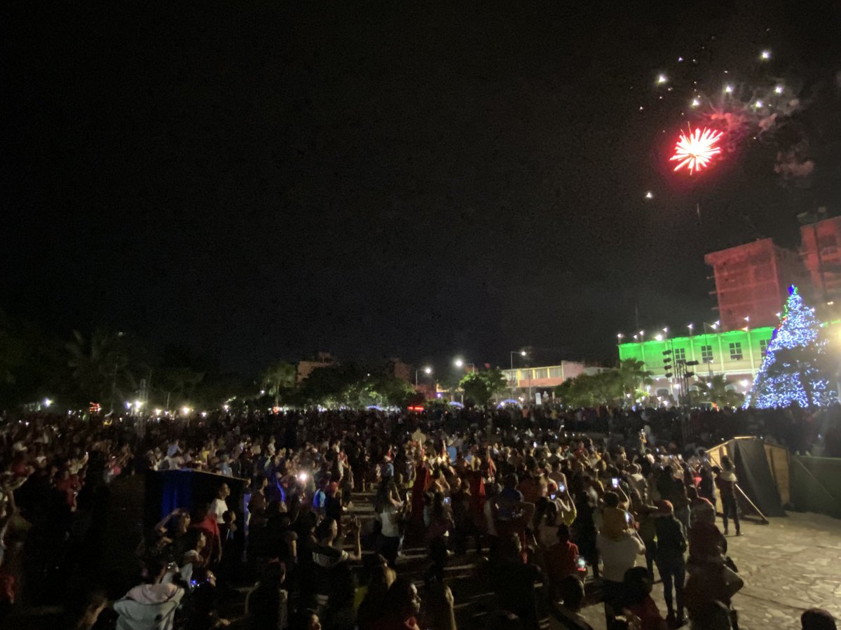 comandosergioh's tweet photo. Ciudad Bolívar se lleno de alegría y paz, con el Encendido de la Navidad en el Mirador Angostura; gracias pueblo bolivarense por seguir impulsando la unión perfecta! Hoy más que nunca vamos por el mejor camino #NavidadEsAlegría 
@NicolasMaduro @amarcanopsuv https://t.co/c2ZRjgRKsU