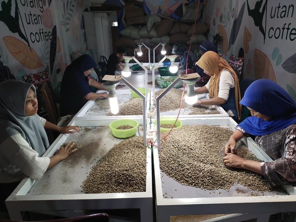 CanEmbIndonesia's tweet photo. Proud that 🇨🇦 and @UNEP_AsiaPac are enhancing women's participation in the business and financial decision-making processes of coffee farming in Aceh through the Tropical Landscape Grant Fund. Let’s stop all forms of gender-based violence against women! #16DaysOfActivism #TLFF https://t.co/rU5cNoGH5s