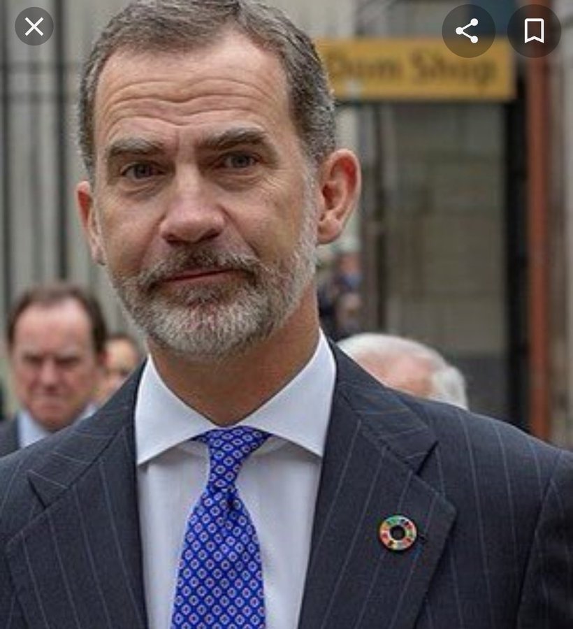 blythe_club's tweet photo. La gente esperando que el Rey, es decir, el marido de Letizia "haga algo para defender España"...

Un tipo que no se quita el pin de la Agenda 2030 ni para cagar...

En fin... https://t.co/z3UxkPuJEo