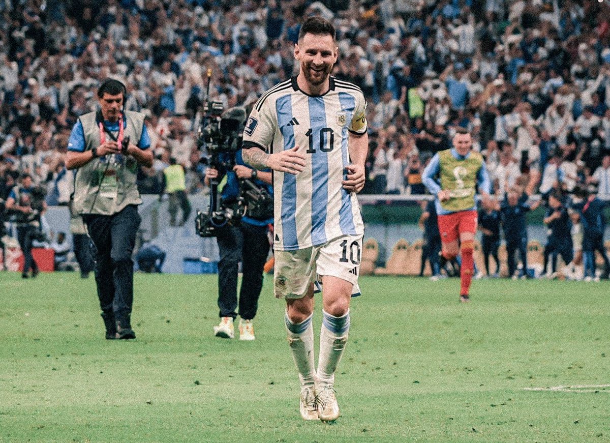 إذَا سَطَى خَافَ الأنّامُ جميعُهم 
مِن بأسِهِ واللَّيثُ عِندَ عِيانهِ 
أسدٌ إِذا ما جالَ في يومِ اللُقى
وَقَفَ العدو مُحيّرَاً في شأنِهِ